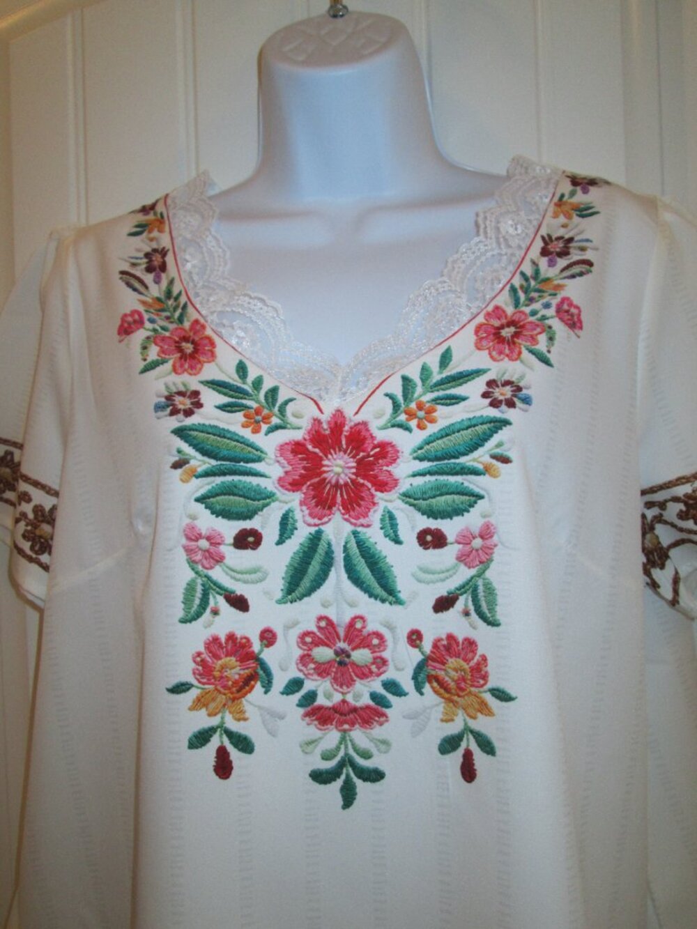 Boho Embroidered Floral Blouse – New With Tags - Picture 7 of 10